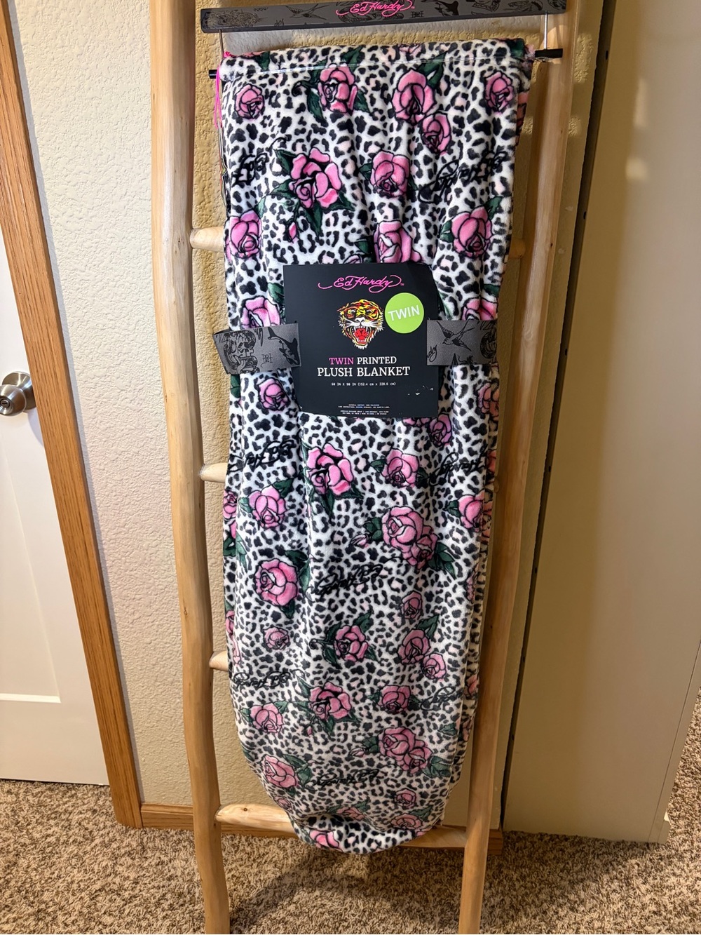 Ed Hardy Twin Plush Blanket Leopard Roses Pink Floral 60x90 NWT
